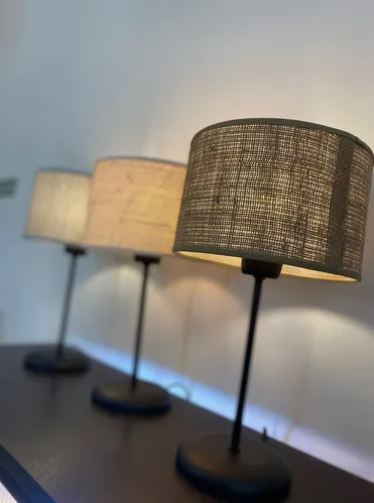 VELADOR NEGRO CON PANTALLA ARPILLERA