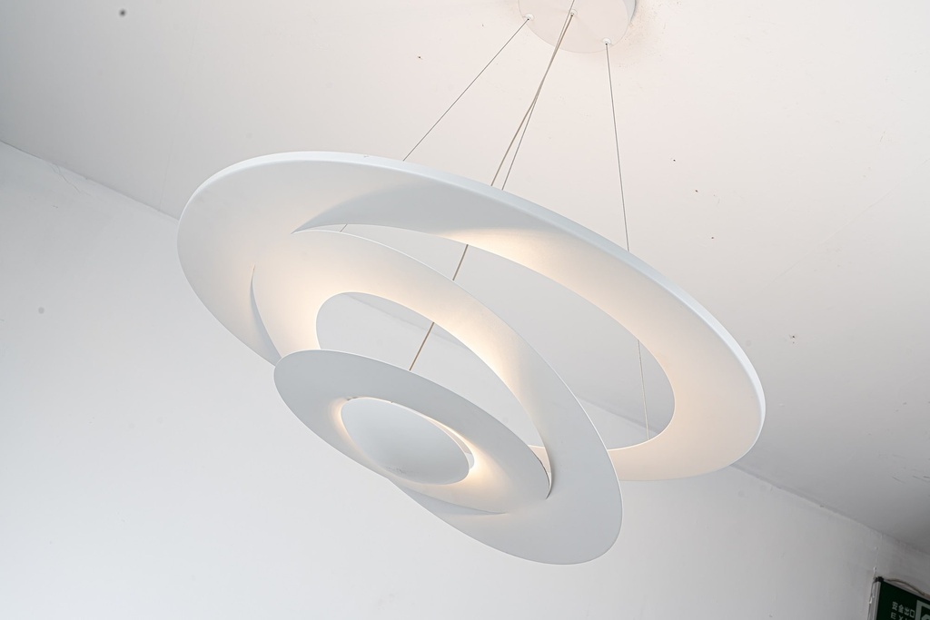 Colgante con luz LED integrada, 4 aros interconectados.